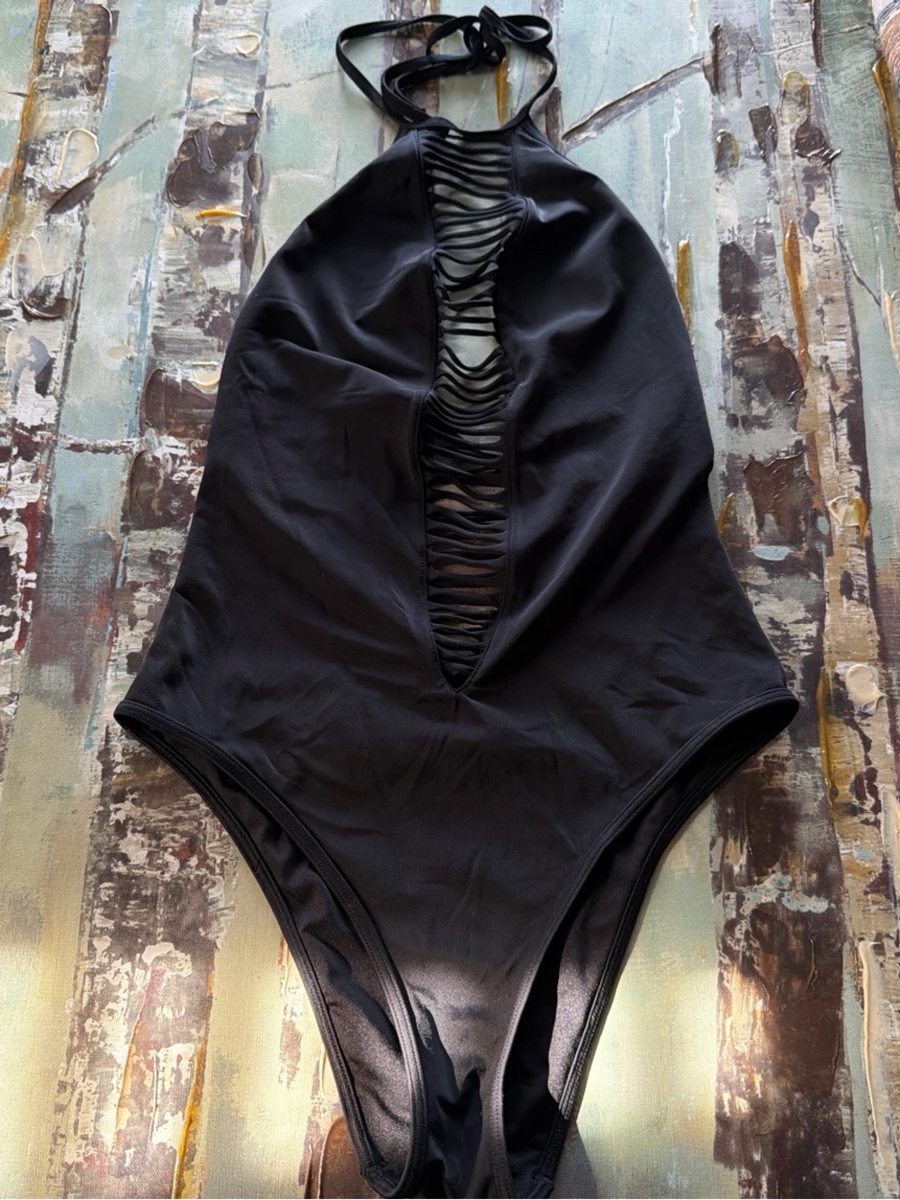 Victoria’s Secret Black one piece swimsuit with cut out detail 🖤 Women’s Small